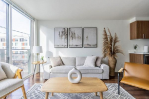 Seattle Modern and Stylish Penthouse Apartment (Wifi, Pet Friendly, Rooftop)